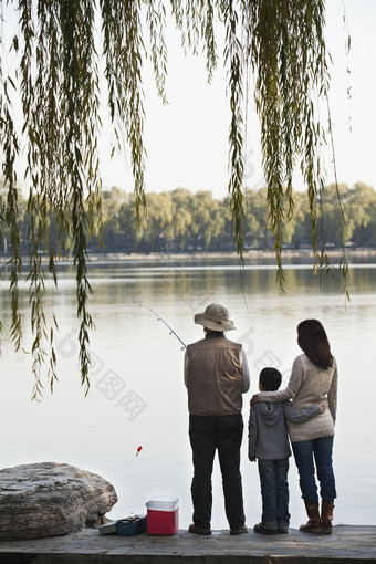 一家人爸爸妈妈儿子家庭江边河流钓鱼摄影图