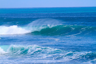 海边海浪巨浪冲击海水度假旅游风景照