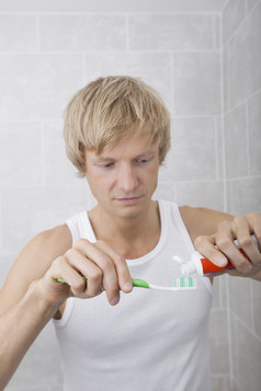 灰色调刷牙的男人摄影图