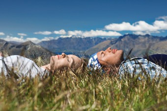 清新躺在草地上的夫妻摄影图