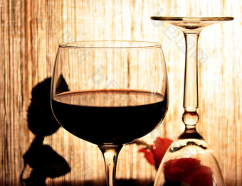 暗色调美味葡萄酒摄影图