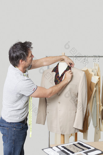整理衣服的男士设计师