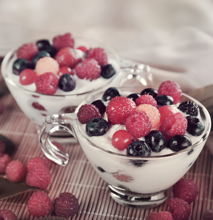 水果酸奶饮品摄影图