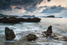 海中的海浪岩石风景