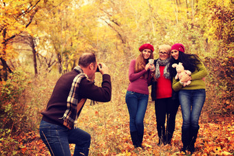 秋季树林里拍照的一家人