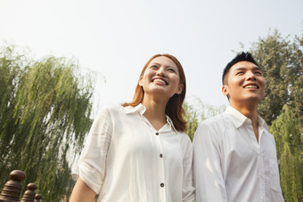 <strong>男人女人</strong>情侣夫妻户外河边旅游散步约会微笑