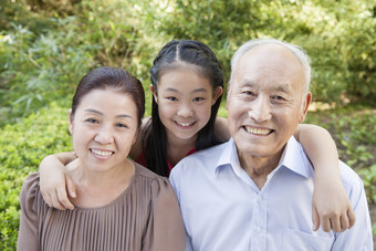 家庭<strong>一家人</strong>爷爷奶奶小女孩孙女户外合照摄影