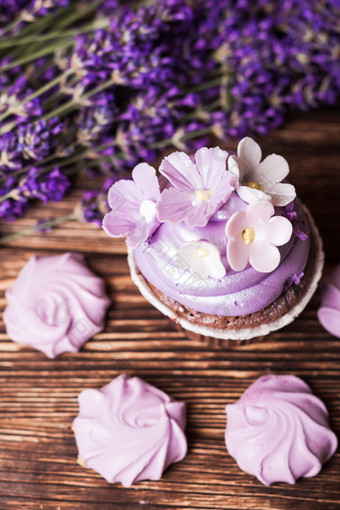 美味的紫色奶油蛋糕