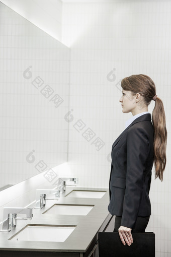 洗手间照镜子的女人