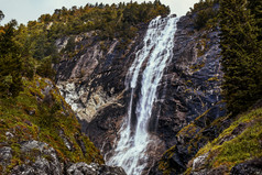 暗色调山野中的瀑布摄影图
