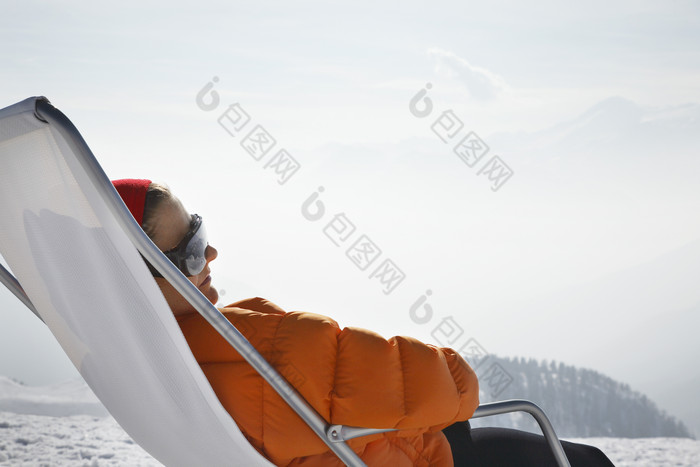 简约山上休息的人摄影图
