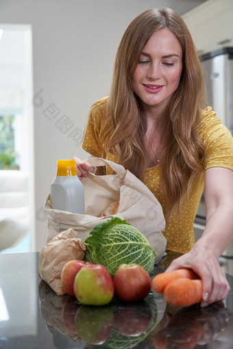 纸袋装蔬果的女人
