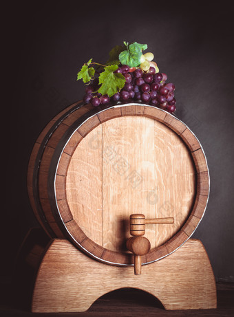 木制酒桶上的葡萄
