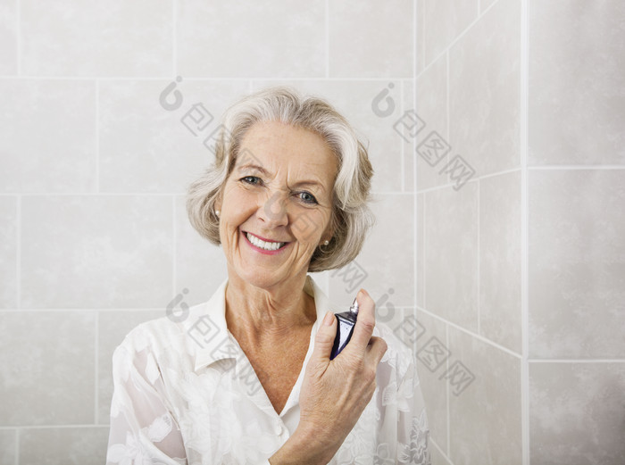 灰色调一个老年妇人摄影图