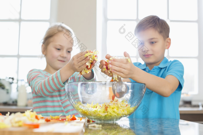 简约做菜的两个孩子摄影图
