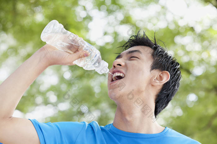 喝水的运动男人摄影图