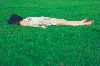 绿色调在草地<strong>躺着的</strong>女孩摄影图