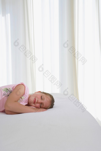 穿旗袍睡觉的小女孩