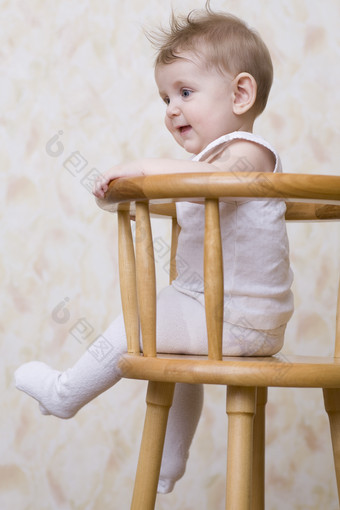 暗色调坐着的婴儿摄影图