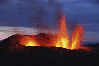 暗色调<strong>火山</strong>喷发摄影图