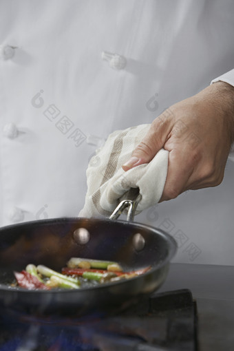 厨房炒菜的厨师摄影图