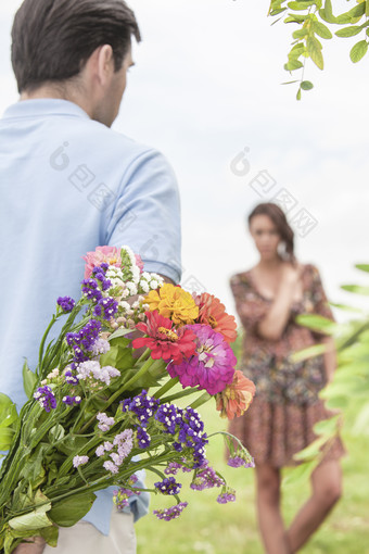 清新风格<strong>送花</strong>给心爱人摄影图