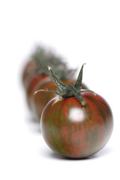 简约暗红番茄摄影图