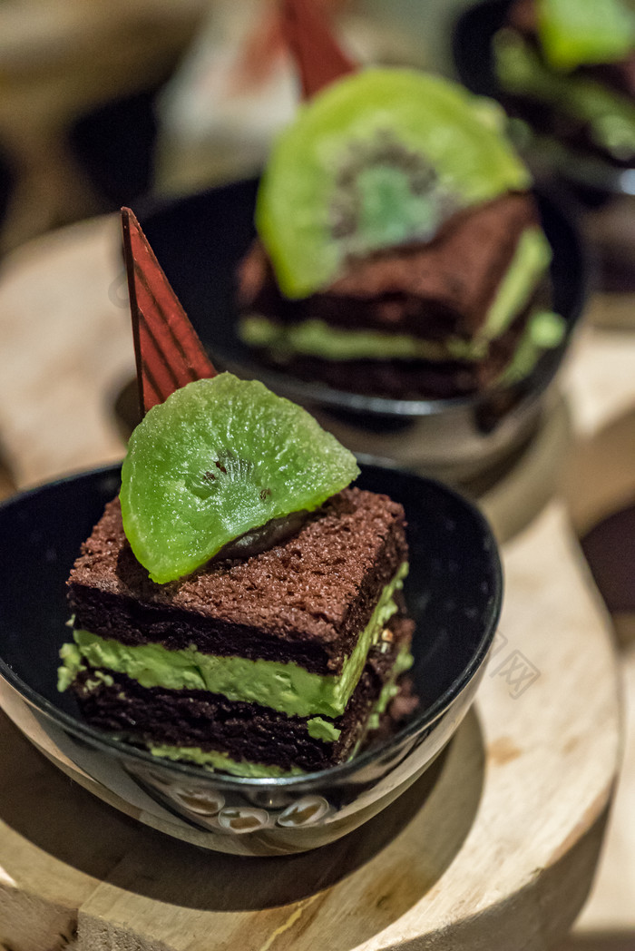 巧克力绿茶蛋糕摄影图