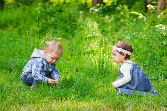 <strong>蹲</strong>在草坪上玩耍的儿童