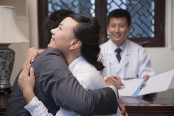 医生医院<strong>男人女人</strong>夫妻情侣拥抱激动的看病