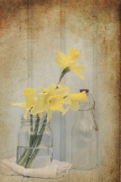 深色调黄色小花瓶摄影图