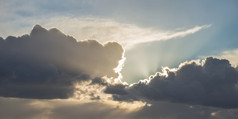 乌云遮住的太阳摄影图