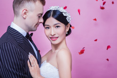 拍婚纱照的夫妻人物摄影图