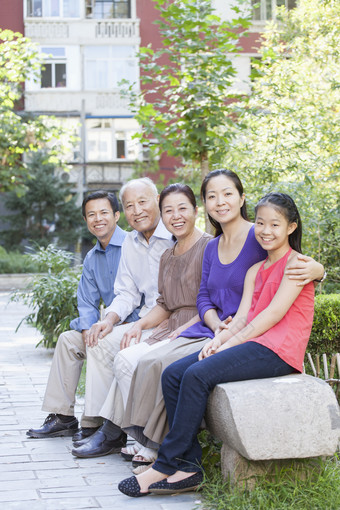 爸爸妈妈女儿爷爷奶奶小孩一家人户外<strong>合照</strong>