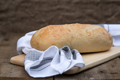 深色调香甜的面包摄影图