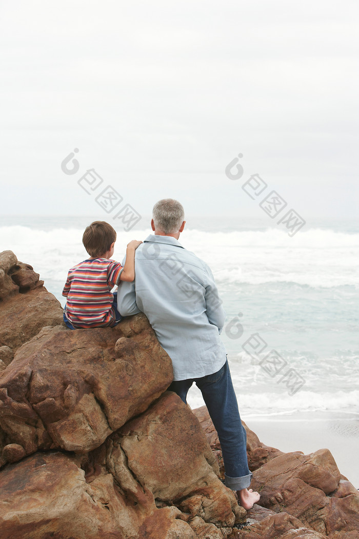 浅色调看海的父子摄影图