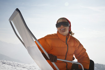 简约雪中上休息的女人摄影图