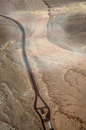 暗色调沙漠中的路摄影图