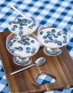 简约风格蓝莓牛奶摄影图