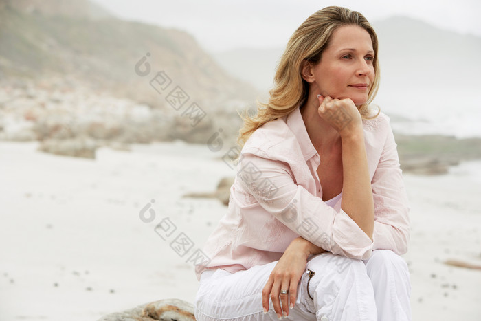 坐在沙滩看海的女人