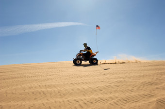 沙漠骑摩托车人物
