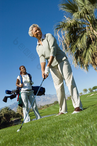 清新风打高尔夫的老妇人摄影图