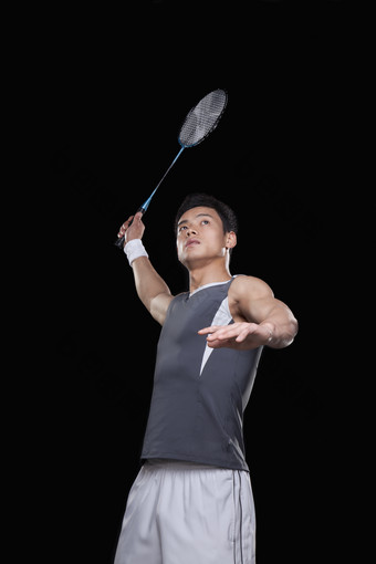 运动员打羽毛球激烈的羽毛球拍男子年轻