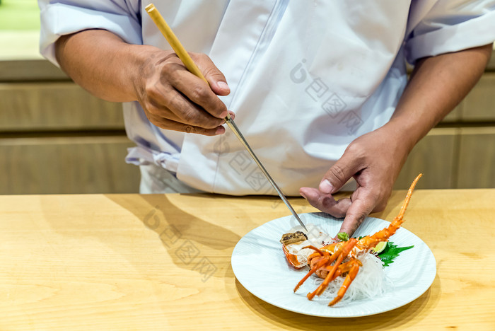 厨师手下的龙虾刺身摄影图