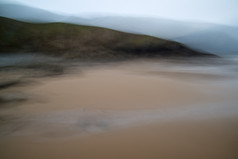 暗色调山下的海滩摄影图