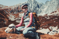 坐着休息的登山女人