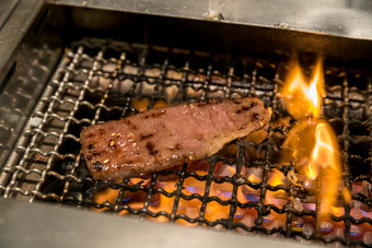 木炭烤架上的烤肉