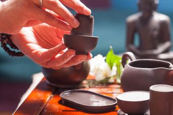 紫砂壶中的清茶摄影图