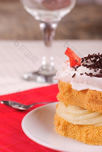 桌面上奶油蛋糕甜品