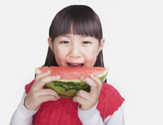 可爱女孩吃西瓜摄影图